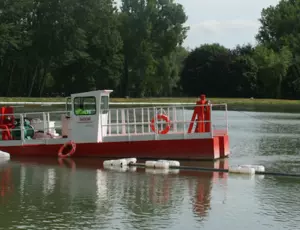 Chantier de dragage d’étangs par barge