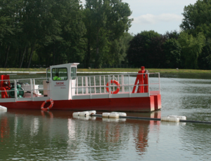 Chantier de dragage d’étangs par barge