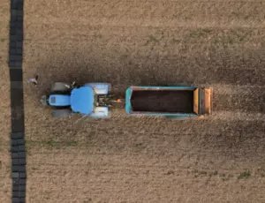 Tracteur dans un champs