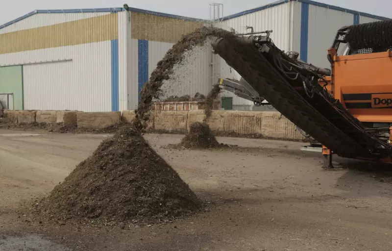 Broyage et compostage d’un mélange boues et déchets verts
