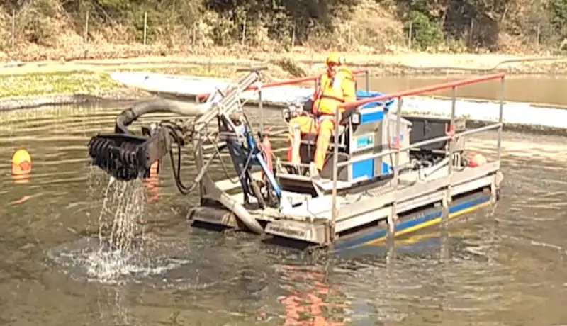 Chantier de curage en eau de lagune