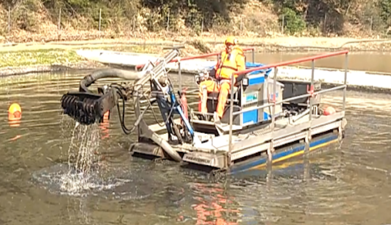 Chantier de curage en eau de lagune