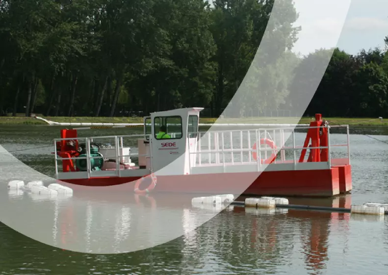 Chantier de dragage d’étangs par barge